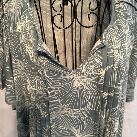 NWT Zac and Rachel XL V neck Seabed floral top.  Butterfly sleeves. - Picture 2 of 10